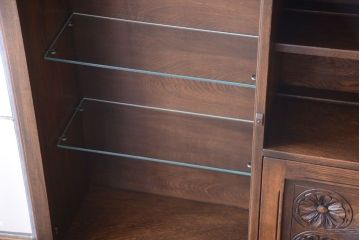 ヴィンテージ家具　イギリスビンテージ　ステンドグラス入り!エルム材製の上質なカップボード(収納棚・食器棚)