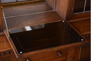 ヴィンテージ家具　イギリスビンテージ　ステンドグラス入り!エルム材製の上質なカップボード(収納棚・食器棚)