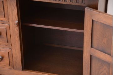 ヴィンテージ家具　イギリスビンテージ　ステンドグラス入り!エルム材製の上質なカップボード(収納棚・食器棚)