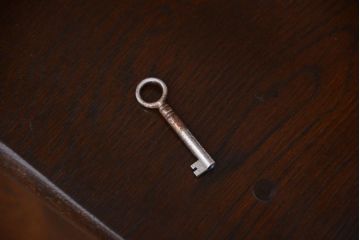 ヴィンテージ家具　イギリスビンテージ　ステンドグラス入り!エルム材製の上質なカップボード(収納棚・食器棚)