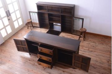 ヴィンテージ家具　イギリスビンテージ　ステンドグラス入り!エルム材製の上質なカップボード(収納棚・食器棚)