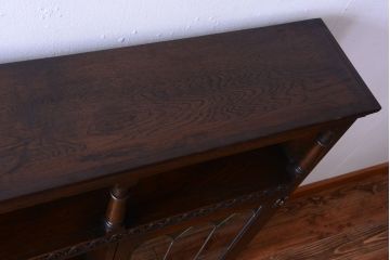 ヴィンテージ家具　イギリスビンテージ　ステンドグラス入り!エルム材製の上質なカップボード(収納棚・食器棚)