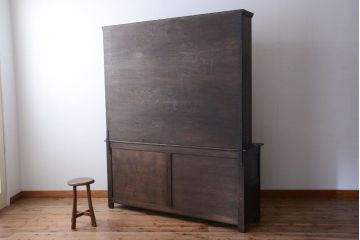 ヴィンテージ家具　イギリスビンテージ　ステンドグラス入り!エルム材製の上質なカップボード(収納棚・食器棚)