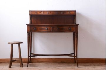 アンティーク家具　イギリスアンティーク　エレガントなデスク