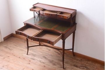 アンティーク家具　イギリスアンティーク　エレガントなデスク