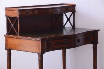 アンティーク家具　イギリスアンティーク　エレガントなデスク