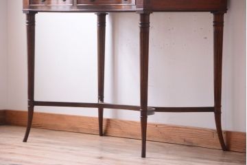 アンティーク家具　イギリスアンティーク　エレガントなデスク