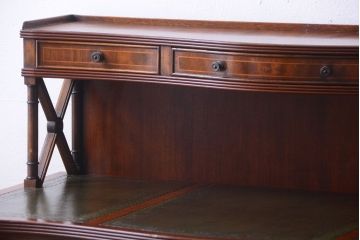 アンティーク家具　イギリスアンティーク　エレガントなデスク