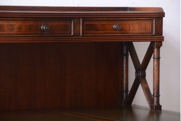 アンティーク家具　イギリスアンティーク　エレガントなデスク