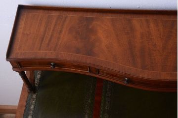 アンティーク家具　イギリスアンティーク　エレガントなデスク