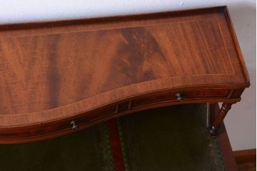 アンティーク家具　イギリスアンティーク　エレガントなデスク