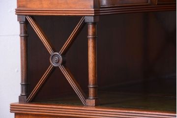 アンティーク家具　イギリスアンティーク　エレガントなデスク