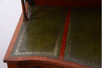 アンティーク家具　イギリスアンティーク　エレガントなデスク