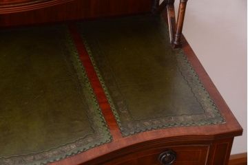 アンティーク家具　イギリスアンティーク　エレガントなデスク