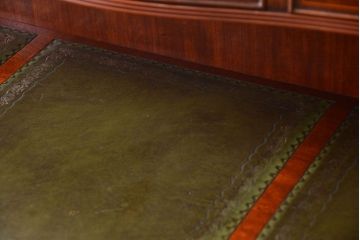 アンティーク家具　イギリスアンティーク　エレガントなデスク