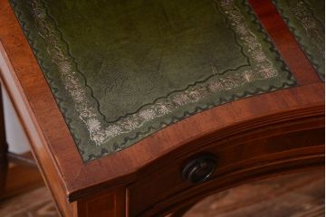 アンティーク家具　イギリスアンティーク　エレガントなデスク