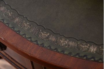 アンティーク家具　イギリスアンティーク　エレガントなデスク