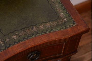 アンティーク家具　イギリスアンティーク　エレガントなデスク