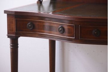 アンティーク家具　イギリスアンティーク　エレガントなデスク