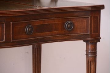 アンティーク家具　イギリスアンティーク　エレガントなデスク