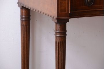 アンティーク家具　イギリスアンティーク　エレガントなデスク