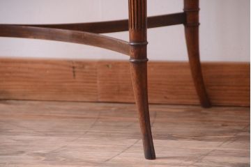 アンティーク家具　イギリスアンティーク　エレガントなデスク