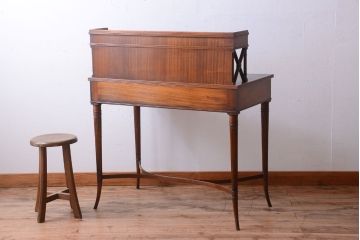 アンティーク家具　イギリスアンティーク　エレガントなデスク