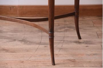 アンティーク家具　イギリスアンティーク　エレガントなデスク