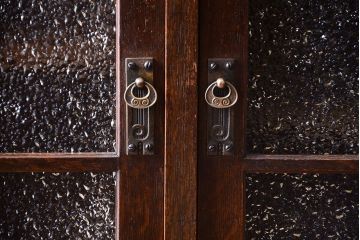 アンティーク家具　和製アンティーク　ダイヤガラス入り!古いナラ材製の上質な本箱(ブックケース)