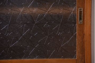 レトロ家具　昭和レトロ　デザインガラス戸!古い木のアンティーク食器棚