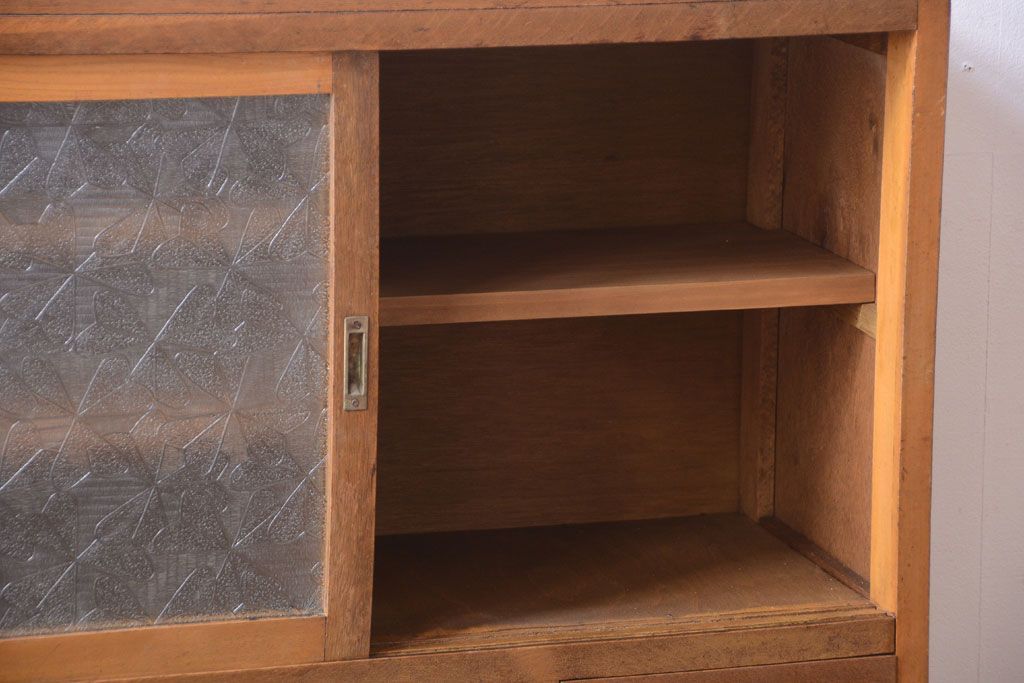 レトロ家具　昭和レトロ　デザインガラス戸!古い木のアンティーク食器棚