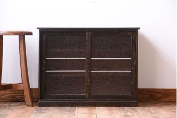 アンティーク家具　和製アンティーク　古い木の小ぶりなデザインガラス入り戸棚(収納棚)