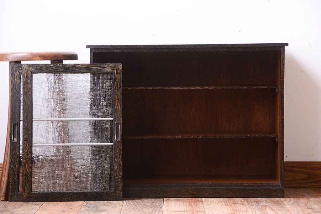 アンティーク家具　和製アンティーク　古い木の小ぶりなデザインガラス入り戸棚(収納棚)