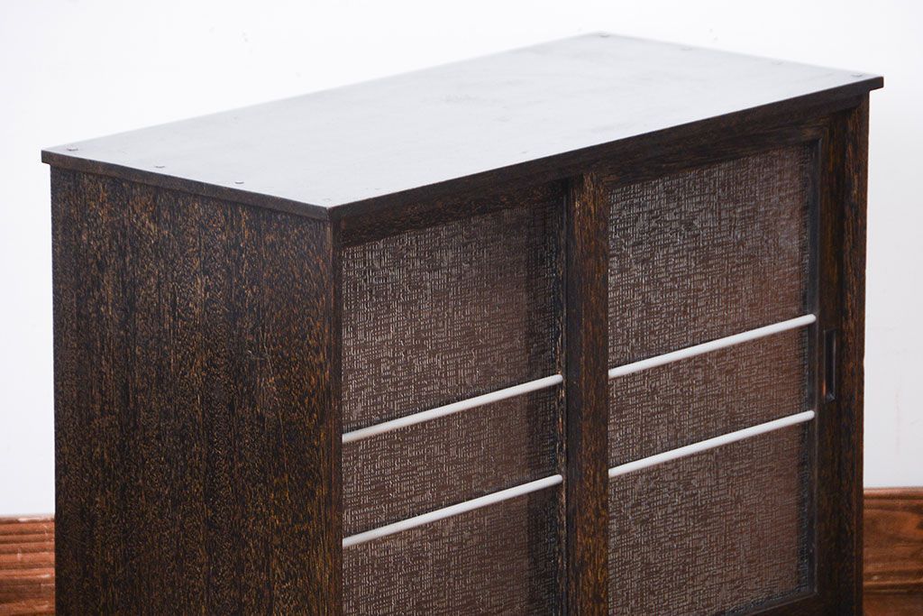 アンティーク家具　和製アンティーク　古い木の小ぶりなデザインガラス入り戸棚(収納棚)