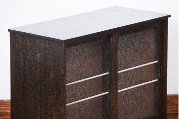 アンティーク家具　和製アンティーク　古い木の小ぶりなデザインガラス入り戸棚(収納棚)