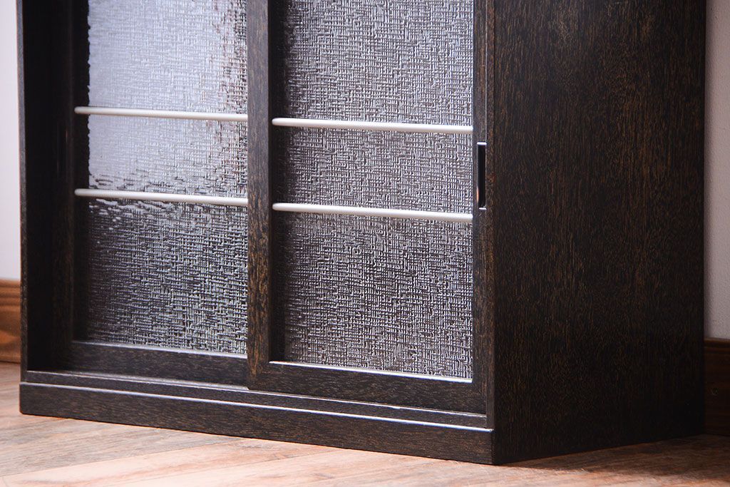 アンティーク家具　和製アンティーク　古い木の小ぶりなデザインガラス入り戸棚(収納棚)