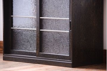 アンティーク家具　和製アンティーク　古い木の小ぶりなデザインガラス入り戸棚(収納棚)