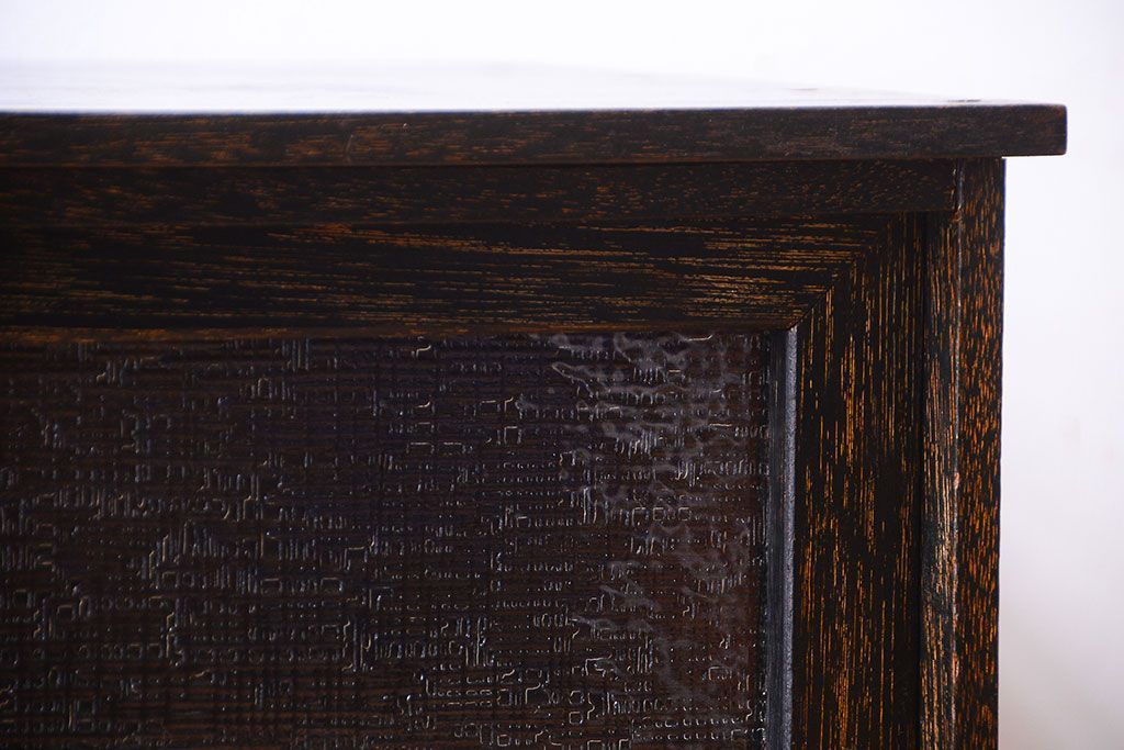 アンティーク家具　和製アンティーク　古い木の小ぶりなデザインガラス入り戸棚(収納棚)