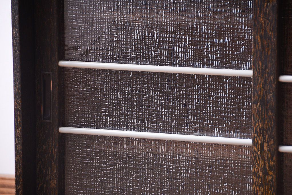 アンティーク家具　和製アンティーク　古い木の小ぶりなデザインガラス入り戸棚(収納棚)