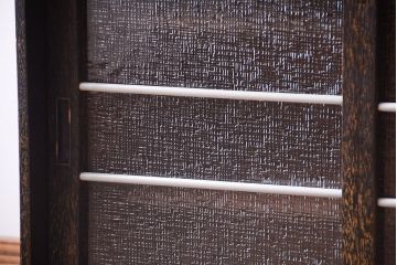 アンティーク家具　和製アンティーク　古い木の小ぶりなデザインガラス入り戸棚(収納棚)