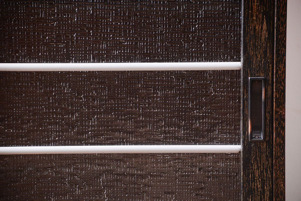 アンティーク家具　和製アンティーク　古い木の小ぶりなデザインガラス入り戸棚(収納棚)