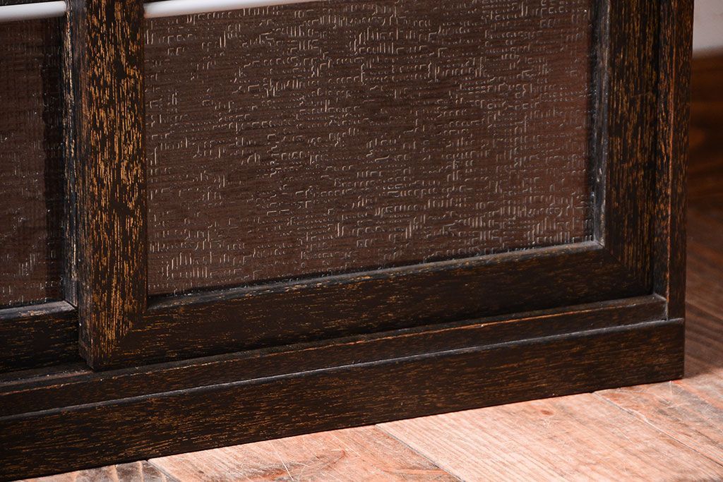 アンティーク家具　和製アンティーク　古い木の小ぶりなデザインガラス入り戸棚(収納棚)