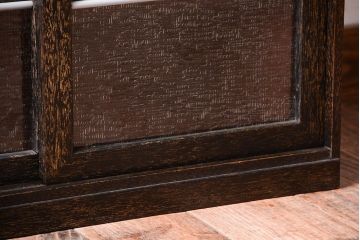 アンティーク家具　和製アンティーク　古い木の小ぶりなデザインガラス入り戸棚(収納棚)