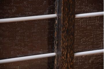 アンティーク家具　和製アンティーク　古い木の小ぶりなデザインガラス入り戸棚(収納棚)