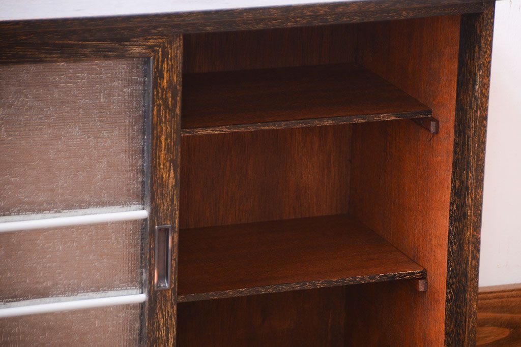 アンティーク家具　和製アンティーク　古い木の小ぶりなデザインガラス入り戸棚(収納棚)