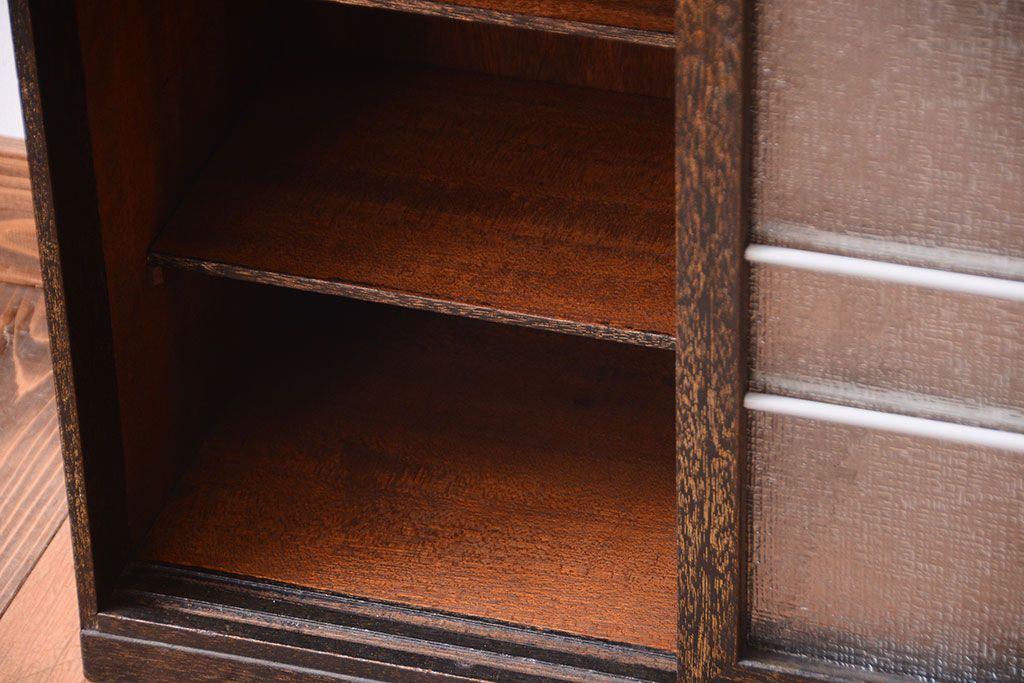 アンティーク家具　和製アンティーク　古い木の小ぶりなデザインガラス入り戸棚(収納棚)
