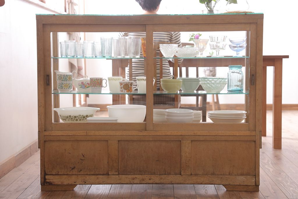 ヴィンテージ家具　昭和レトロ　鉄脚付きビンテージガラスケース(ショーケース)(2)