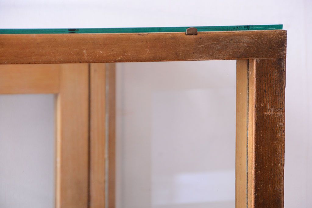 ヴィンテージ家具　昭和レトロ　鉄脚付きビンテージガラスケース(ショーケース)(2)