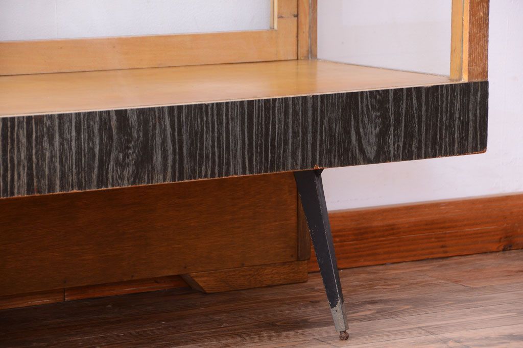 ヴィンテージ家具　昭和レトロ　鉄脚付きビンテージガラスケース(ショーケース)(2)