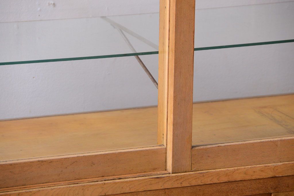 ヴィンテージ家具　昭和レトロ　鉄脚付きビンテージガラスケース(ショーケース)(2)